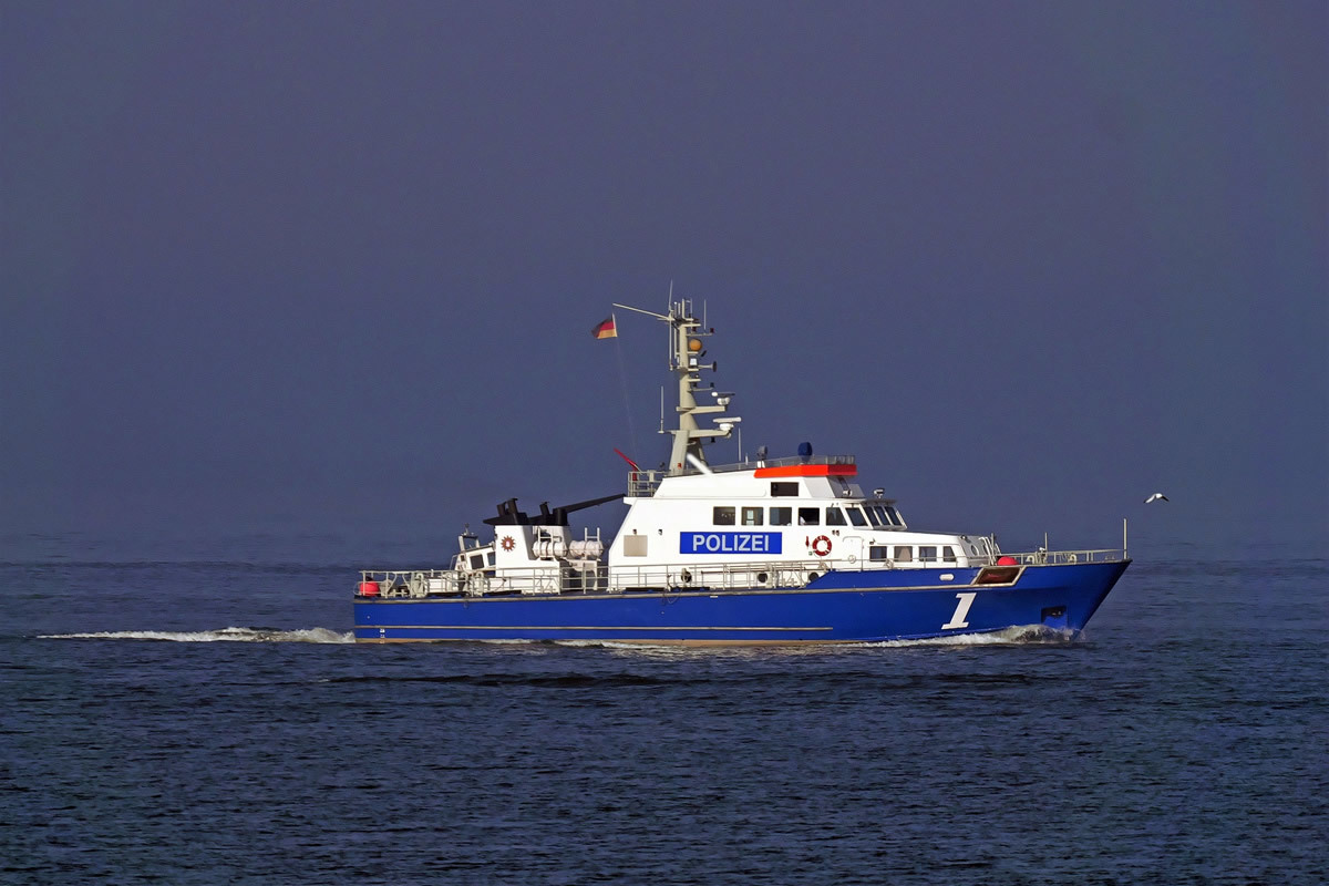 Gestern Mittag (So., 11.08.) kam es im Bereich der Hohwachter Bucht, Vorplatz Seebrücke Schönberg, zu einem Unglücksfall an Bord einer Segelyacht. Hierbei verletzte sich eine Person lebensgefährlich. Sie kam in ein Krankenhaus. Neben Kräften der Schutz- und Wasserschutzpolizei waren auch Kräfte der Freiwilligen Feuerwehr Schönberg, des Arbeiter-Samariter-Bundes und ein Rettungshubschrauber eingesetzt.Nach dem jetzigen Stand der Ermittlungen brach gestern gegen 11:30 Uhr während der Fahrt eine Leinenhalterung des Großschotblocks an Bord der Segelyacht. Der hierdurch umschlagende Segelbaum traf die 27-jährige Seglerin am Kopf. Hierbei zog sie sich lebensgefährliche Verletzungen zu. Ein Seenotkreuzer transportierte die verletzte Frau an Land. Ein Rettungshubschrauber verbrachte die 27-Jährige anschließend in ein Krankenhaus.Nach bisherigen Erkenntnissen handelte es sich um einen tragischen Unglücksfall an Bord des Schiffes aufgrund eines technischen Defektes. Hinweise auf eine Sorgfaltspflichtverletzung liegen nicht vor.Stephanie LageQuelle:Polizeidirektion KielPressestelleGartenstraße 724103 Kiel